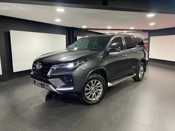 TOYOTA HILUX SW4 2.8 D-4D TURBO DIESEL SRX 7L 4X4 AUTOMÁTICO